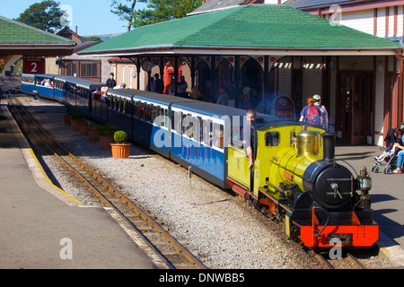 Dampfzug der Northern Rock Ravenglass und Eskdale Railway Station. Ravenglass Cumbria England Vereinigtes Königreich Großbritannien Stockfoto