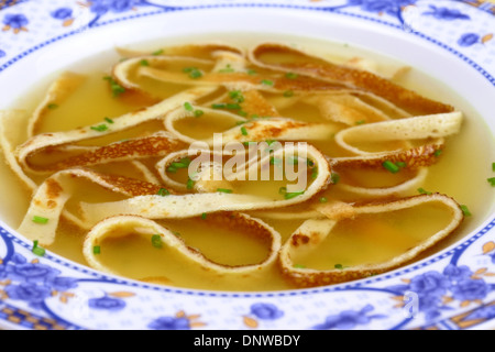 Pfannkuchen-Suppe in blaue Platte, Weichzeichner, Nahaufnahme Stockfoto