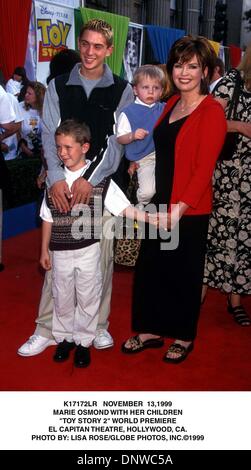 13. November 1999 - K17172LR NOVEMBER 13,1999.MARIE OSMOND mit ihren Kindern. " TOY STORY 2'' PREMIERE.EL CAPITAN WELTTHEATER, HOLLYWOOD, CA... LISA ROSE / 1999 (Kredit-Bild: © Globe Photos/ZUMAPRESS.com) Stockfoto