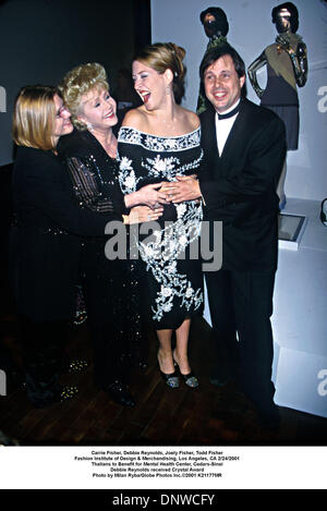 24. Februar 2001 - Carrie Fisher, Debbie Reynolds, Joely Fisher, Todd Fisher.Fashion Institute of Design & Merchandising, Los Angeles, CA 2/24/2001.Thalians zum Vorteil für Mental Health Center, erhielt Zedern-Sinai.Debbie Reynolds Crystal Award. Milan Ryba / 2001 K21177MR (Kredit-Bild: © Globe Photos/ZUMAPRESS.com) Stockfoto