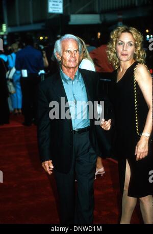 23. Juli 2001 - K22709MG: 7/23/01.THE '' PLANET OF THE APES"Filmpremiere. IM ZIEGFELD THEATRE IN NEW YORK... RICHARD ZANUCK. MARINA GARNIER / 2001 (Kredit-Bild: © Globe Photos/ZUMAPRESS.com) Stockfoto