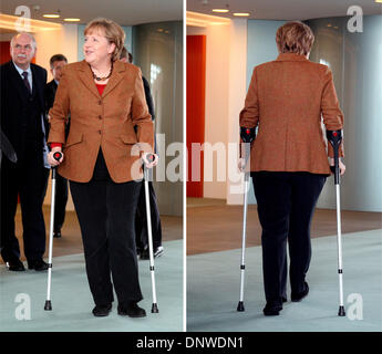 (DATEI) Die Datei Bild vom 4. April 2011 zeigt deutsche Bundeskanzlerin Angela Merkel (CDU) zu Fuß auf Krücken zu und von einem Foto-shooting mit der Ethikkommission "sichere Energieversorgung" im Bundeskanzleramt in Berlin, Deutschland. Foto: Wolfgang Kumm/dpa Stockfoto