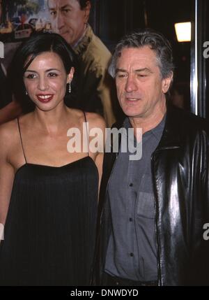 12. März 2002 - K24372EG:SHOWTIME-Weltpremiere. GRAUMANS CHINESE Theater, HOLLYWOOD, CA 03/11/2002.ROBERT De NIRO und Tochter DRENA De NIRO. ED GELLER / 2002. (Kredit-Bild: © Globe Photos/ZUMAPRESS.com) Stockfoto