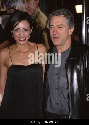 12. März 2002 - K24372EG:SHOWTIME-Weltpremiere. GRAUMANS CHINESE Theater, HOLLYWOOD, CA 03/11/2002.ROBERT De NIRO und Tochter DRENA De NIRO. ED GELLER / 2002. (Kredit-Bild: © Globe Photos/ZUMAPRESS.com) Stockfoto