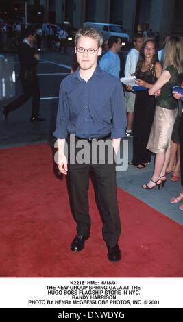 14. März 2002 - K22181HMc: 6/18/01.THE Neue Gruppe Frühling GALA AT die. HUGO BOSS FLAGSHIP-STORE IN NEW YORK... RANDY HARRISON. HENRY McGEE / 2001 (Kredit-Bild: © Globe Photos/ZUMAPRESS.com) Stockfoto