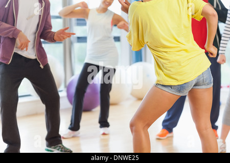 Geringen Teil der Fitness-Klasse und Kursleiter Pilates Übung Stockfoto