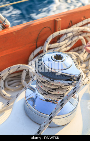 Segelboot-Winde und Seil-Detail auf yacht Stockfoto