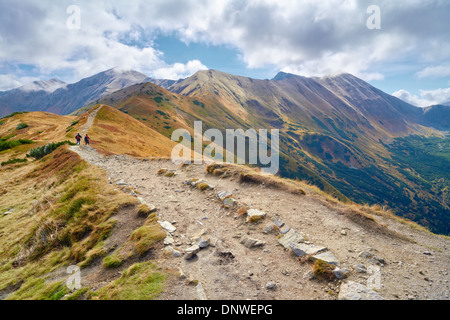 Hochgebirge in Europa. Touristen auf Trail in Tatra, Polen. Ökologische Reserve. Schöne Berglandschaft. Stockfoto