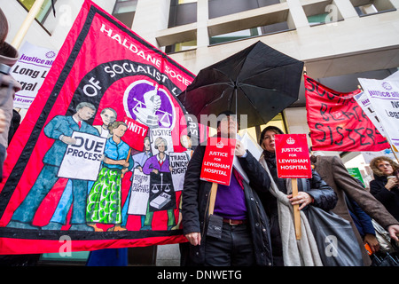 Prozesskostenhilfe-Protest. Außerhalb Westminster Magistrates Court inszenieren Barristers und Solicitors eine Masse Ausstand und Kundgebung in London. Stockfoto