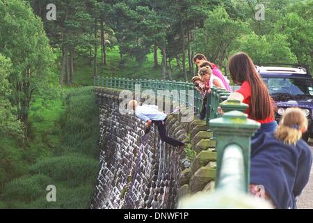 6. August 1998 - Afon, Gwent, SOUTH WALES, Großbritannien - exklusive 08.06.98 Prinz HENRY und TIGGY LEGGE-BOURKE Abseilen an der GRWYNE FAWR RESERVOIR Furt Tal im Süden WALES(Credit Image: © Globe Photos/ZUMAPRESS.com) AFON GWENT Stockfoto