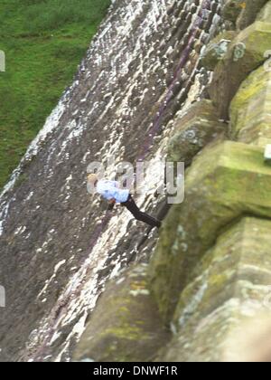 6. August 1998 - Afon, Gwent, SOUTH WALES, Großbritannien - exklusive 08.06.98 Prinz HENRY Abseilen an der GRWYNE FAWR RESERVOIR Furt Tal im Süden WALES(Credit Image: © Globe Photos/ZUMAPRESS.com) AFON GWENT Stockfoto