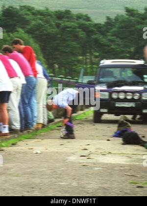 6. August 1998 - Afon, Gwent, SOUTH WALES, Großbritannien - exklusive 08.06.98 Prinz HENRY Abseilen an der GRWYNE FAWR RESERVOIR Furt Tal im Süden WALES(Credit Image: © Globe Photos/ZUMAPRESS.com) AFON GWENT Stockfoto