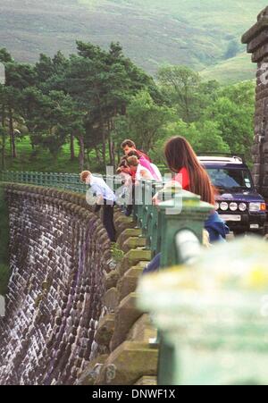 6. August 1998 - Afon, Gwent, SOUTH WALES, Großbritannien - exklusive 08.06.98 Prinz HENRY und TIGGY LEGGE-BOURKE Abseilen an der GRWYNE FAWR RESERVOIR Furt Tal im Süden WALES(Credit Image: © Globe Photos/ZUMAPRESS.com) AFON GWENT Stockfoto