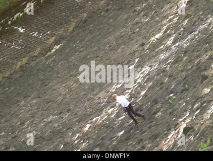 6. August 1998 - Afon, Gwent, SOUTH WALES, Großbritannien - exklusive 08.06.98 Prinz HENRY Abseilen an der GRWYNE FAWR RESERVOIR Furt Tal im Süden WALES(Credit Image: © Globe Photos/ZUMAPRESS.com) AFON GWENT Stockfoto