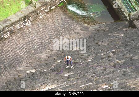 6. August 1998 - Afon, Gwent, Süd-WALES, Großbritannien - exklusive 08.06.98 TIGGY LEGGE-BOURKE Abseilen an der GRWYNE FAWR RESERVOIR an der Furt Tal im Süden WALES(Credit Image: © Globe Photos/ZUMAPRESS.com) AFON, GWENT, Stockfoto