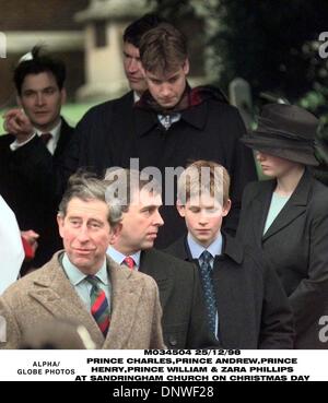 25. Dezember 1998 - Sandringham, Großbritannien - Großbritanniens Prinz Charles, links mit seinem Bruder den Herzog von York, zweite Straße links, seine Söhne, Prinz Harry, 2. rechts, und Prinz William, Zentrum Hintergrund, verläßt die Sandringham Kirche, nachdem sie mit dem Rest der britischen königlichen Familie, der Weihnachtsgottesdienst besucht. Das Royal in der Regel versammeln sich an ihren Stand in der Nähe der Kirche, 120 Meilen, 2 Stockfoto