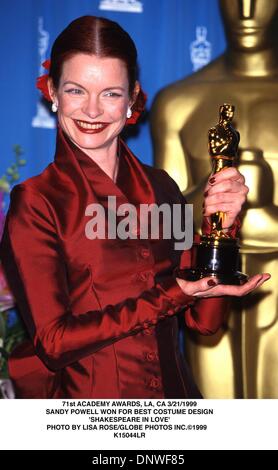 21. März 1999 - K15044LR 03/21/99.71st ACADEMY AWARDS, La., CA... SANDY POWELL GEWANN FÜR DIE BESTE KOSTÜM-DESIGN. "SHAKESPEARE IN LOVE". LISA ROSE / 1999 (Kredit-Bild: © Globe Photos/ZUMAPRESS.com) Stockfoto