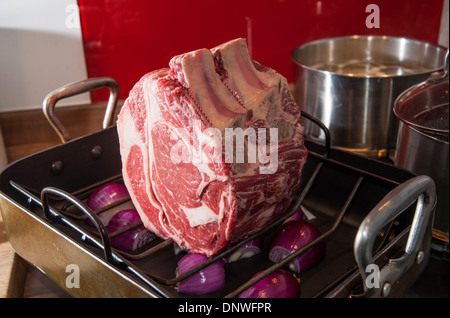 Ungekochte Rinderrippe, bereit zum Kochen für sonntags gebratenes Mittagessen in Brattablett und Rack Stockfoto