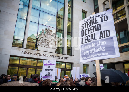 Prozesskostenhilfe-Protest. Außerhalb Westminster Magistrates Court inszenieren Barristers und Solicitors eine Masse Ausstand und Kundgebung in London. Stockfoto