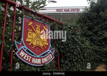 West Ham United Football Club Abzeichen außerhalb der Boleyn Ground, Upton Park, London Stockfoto