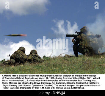 1. März 1998 - Shoalwater Bay, Australien - 980312-M-1086 K-002... Eine Marine feuert eine Schulter ins Leben gerufen Mehrzweck Sturmgewehr auf ein Ziel auf der Range an Townshend Island, Australien, am 12. März 1998, während der Übung Valiant Usher-98-1.  Valiant Usher ist eine kombinierte, US-australischen scharfer Munition Übung in den Trainingsbereich Shoalwater Bay.  Diese Marines hängen auf Bravo Company Stockfoto