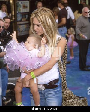 29. Oktober 2001 - K23207MR: Monster INC. PREMIERE.EL CAPITAN THEATER, HOLLYWOOD, CA 10/28/2001.SHAUNA SANDS LAMAS und Tochter ISABELLA. MILAN RYBA / 2001 (Kredit-Bild: © Globe Photos/ZUMAPRESS.com) Stockfoto