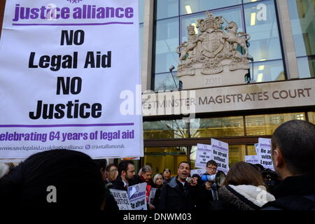 London, UK. 6. Januar 2013. Außerhalb Westminster Magistrates Court zu protestieren, wie Anwälte t Arbeit aus Protest zu Kürzungen auf Beratungs-/Prozesskostenhilfe verweigern. London, 6. Januar 2014 Credit: Rachel Megawhat/Alamy Live-Nachrichten Stockfoto