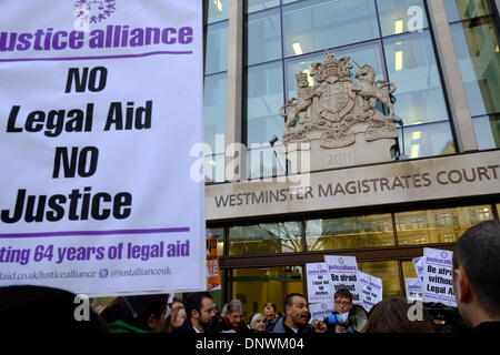 London, UK. 6. Januar 2013. Außerhalb Westminster Magistrates Court zu protestieren, wie Anwälte t Arbeit aus Protest zu Kürzungen auf Beratungs-/Prozesskostenhilfe verweigern. London, 6. Januar 2014 Credit: Rachel Megawhat/Alamy Live-Nachrichten Stockfoto