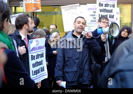 London, UK. 6. Januar 2013. Außerhalb Westminster Magistrates Court zu protestieren, wie Anwälte t Arbeit aus Protest zu Kürzungen auf Beratungs-/Prozesskostenhilfe verweigern. London, 6. Januar 2014 Ian Lawrence (Generalsekretär, NAPO) Credit: Rachel Megawhat/Alamy Live-Nachrichten Stockfoto