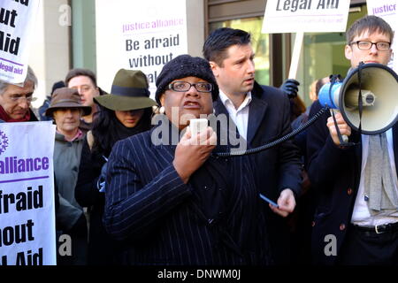 London, UK. 6. Januar 2013. Außerhalb Westminster Magistrates Court zu protestieren, wie Anwälte t Arbeit aus Protest zu Kürzungen auf Beratungs-/Prozesskostenhilfe verweigern. London, 6. Januar 2014 Diane Abbott MP Credit: Rachel Megawhat/Alamy Live-Nachrichten Stockfoto