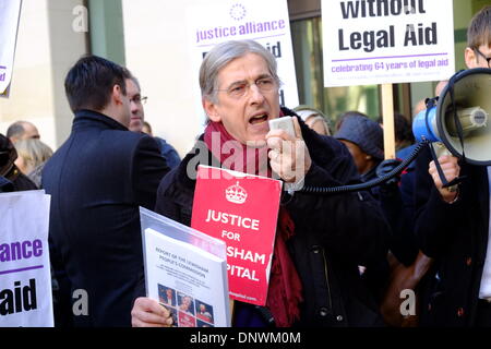 London, UK. 6. Januar 2013. Außerhalb Westminster Magistrates Court zu protestieren, wie Anwälte t Arbeit aus Protest zu Kürzungen auf Beratungs-/Prozesskostenhilfe verweigern. London, 6. Januar 2014 Tony O sullivan von Gerechtigkeit für Lewisham Krankenhaus Credit: Rachel Megawhat/Alamy Live News Stockfoto