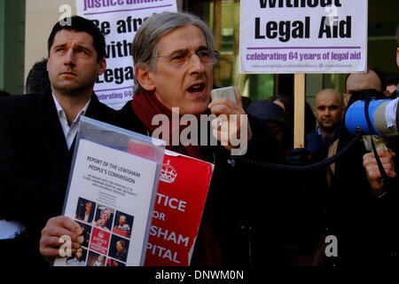 London, UK. 6. Januar 2013. Außerhalb Westminster Magistrates Court zu protestieren, wie Anwälte t Arbeit aus Protest zu Kürzungen auf Beratungs-/Prozesskostenhilfe verweigern. London, 6. Januar 2014 Tony O sullivan von Gerechtigkeit für Lewisham Krankenhaus Credit: Rachel Megawhat/Alamy Live News Stockfoto