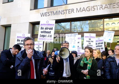 London, UK. 6. Januar 2013. Außerhalb Westminster Magistrates Court zu protestieren, wie Anwälte t Arbeit aus Protest zu Kürzungen auf Beratungs-/Prozesskostenhilfe verweigern. London, 6. Januar 2014 Credit: Rachel Megawhat/Alamy Live-Nachrichten Stockfoto