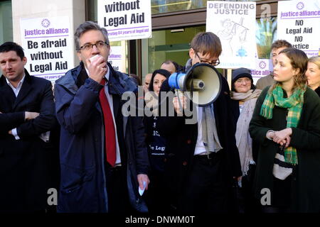 London, UK. 6. Januar 2013. Außerhalb Westminster Magistrates Court zu protestieren, wie Anwälte t Arbeit aus Protest zu Kürzungen auf Beratungs-/Prozesskostenhilfe verweigern. London, 6. Januar 2014 Credit: Rachel Megawhat/Alamy Live-Nachrichten Stockfoto