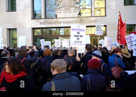 London, UK. 6. Januar 2013. Außerhalb Westminster Magistrates Court zu protestieren, wie Anwälte t Arbeit aus Protest zu Kürzungen auf Beratungs-/Prozesskostenhilfe verweigern. London, 6. Januar 2014 Credit: Rachel Megawhat/Alamy Live-Nachrichten Stockfoto