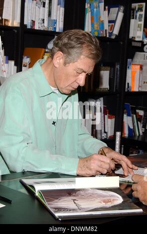 20. Januar 2002 - K23869AG: SIR IAN MCKELLEN Buch Unterzeichnung des Herr der Ringe: die Gefährten. BUCH-SUPPE IN WEST HOLLYWOOD, CA 01/19/2002.SIR IAN MCKELLEN. AMY GRÄBER / 2002. (Kredit-Bild: © Globe Photos/ZUMAPRESS.com) Stockfoto