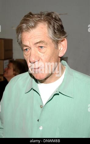 20. Januar 2002 - K23869AG: SIR IAN MCKELLEN Buch Unterzeichnung des Herr der Ringe: die Gefährten. BUCH-SUPPE IN WEST HOLLYWOOD, CA 01/19/2002.SIR IAN MCKELLEN. AMY GRÄBER / 2002. (Kredit-Bild: © Globe Photos/ZUMAPRESS.com) Stockfoto