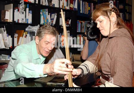 20. Januar 2002 - K23869AG: SIR IAN MCKELLEN Buch Unterzeichnung des Herr der Ringe: die Gefährten. BUCH-SUPPE IN WEST HOLLYWOOD, CA 01/19/2002.SIR IAN MCKELLEN. AMY GRÄBER / 2002. (Kredit-Bild: © Globe Photos/ZUMAPRESS.com) Stockfoto