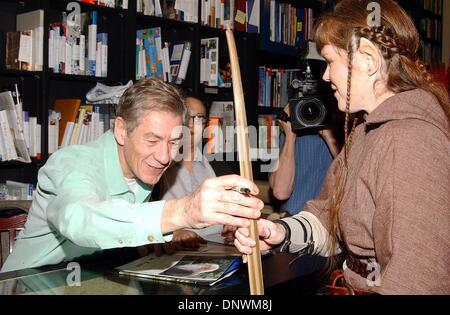 20. Januar 2002 - K23869AG: SIR IAN MCKELLEN Buch Unterzeichnung des Herr der Ringe: die Gefährten. BUCH-SUPPE IN WEST HOLLYWOOD, CA 01/19/2002.SIR IAN MCKELLEN. AMY GRÄBER / 2002. (Kredit-Bild: © Globe Photos/ZUMAPRESS.com) Stockfoto