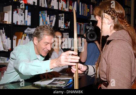 20. Januar 2002 - K23869AG: SIR IAN MCKELLEN Buch Unterzeichnung des Herr der Ringe: die Gefährten. BUCH-SUPPE IN WEST HOLLYWOOD, CA 01/19/2002.SIR IAN MCKELLEN. AMY GRÄBER / 2002. (Kredit-Bild: © Globe Photos/ZUMAPRESS.com) Stockfoto