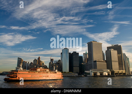 Von dem Boot, das uns nach Staten Island führt, haben Blick auf Lower Manhattan. Der Spaziergang über die Brooklyn Bridge Stockfoto