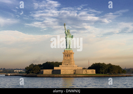 Die Freiheitsstatue steht auf einer kleinen Insel mitten im Hafen von New York City. Entworfen von Bildhauer Auguste Bertholdi Frederick, war ein Geschenk der internationalen Freundschaft von den Franzosen, zum Gedenken an die Hundertjahrfeier der amerikanischen Unabhängigkeitserklärung im Jahre 1876. Das Denkmal ist 151-Fuß (46 m) hoch und basiert auf einem Sockel aus Granit an den Wänden von einem sternförmigen Kreuzung. Wurde vor kurzem fertig gestellt und geweiht am 28. Oktober 1886. Am 15. Oktober 1924 wurde zum Nationaldenkmal erklärt. Stockfoto