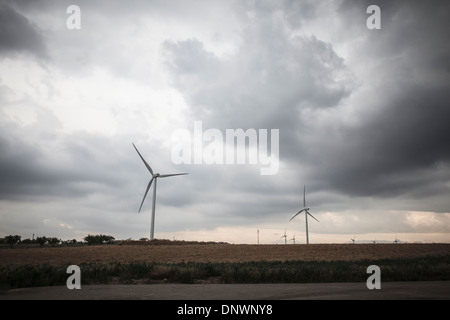 Eine Gruppe von Windkraftanlagen in einer ländlichen Landschaft. Provinz Lleida. Katalonien. Spanien. Stockfoto