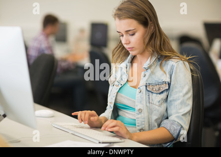 Fokussierte Studierender im Computerraum Stockfoto