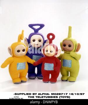 19. Februar 2001 - ENGLAND - 16.10.97 TELETUBBIES {Spielzeug} von links nach rechts: LAA-LAA, TINKY WINKY, PO und DIPSY (Kredit-Bild: © Globe Photos/ZUMAPRESS.com) Stockfoto