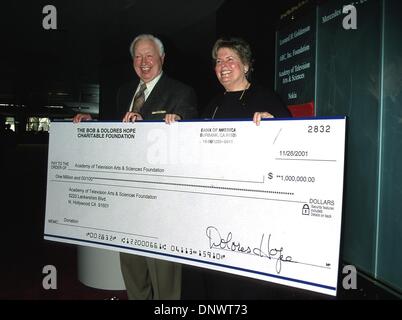 6. März 2002 - K24284MR: BOB und DELORES HOPE FOUNDATION vorgestellt. TV GOLDENSON AKADEMIETHEATER, NORTH HOLLYWOOD, CA 03/05/2002.THOMAS W. SARNOFF UND LINDA HOFFEN. MILAN RYBA / 2002 (Kredit-Bild: © Globe Photos/ZUMAPRESS.com) Stockfoto