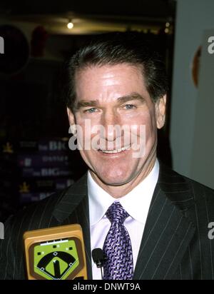 17. März 2002 - K24398MR: REGGIE JACKSON und STEVE GARVEY PLAY MATTELL Baseball-Spiel. FAO SCHWARZ SHOP, LA, CA 15.03.2002. STEVE GARVEY. MILAN RYBA / 2002 (Kredit-Bild: © Globe Photos/ZUMAPRESS.com) Stockfoto