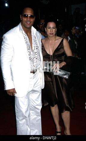 18. April 2002 - Hollywood, CA, USA - K24756EG: SCORPION KING PREMIERE. UNIVERSAL Studios Hollywood, UNIVERSAL Hollywood, CA 04/17/2002.THE ROCK und Frau. ED GELLER / 2002 (Kredit-Bild: © Globe Photos/ZUMAPRESS.com) Stockfoto
