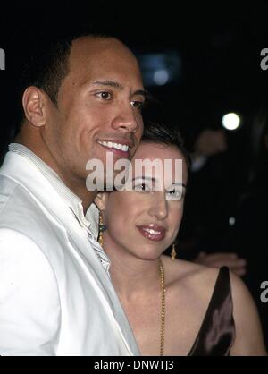 18. April 2002 - Hollywood, CA, USA - K24756EG: SCORPION KING PREMIERE. UNIVERSAL Studios Hollywood, UNIVERSAL Hollywood, CA 04/17/2002.THE ROCK und Frau. ED GELLER / 2002 (Kredit-Bild: © Globe Photos/ZUMAPRESS.com) Stockfoto