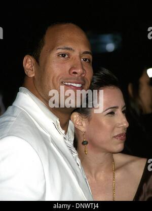 18. April 2002 - Hollywood, CA, USA - K24756EG: SCORPION KING PREMIERE. UNIVERSAL Studios Hollywood, UNIVERSAL Hollywood, CA 04/17/2002.THE ROCK und Frau. ED GELLER / 2002 (Kredit-Bild: © Globe Photos/ZUMAPRESS.com) Stockfoto